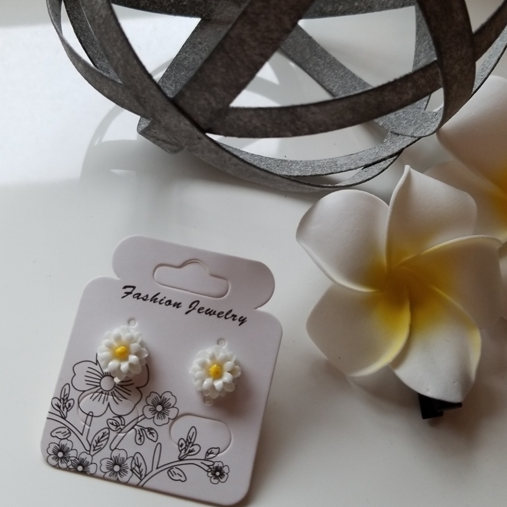 Daisy Post Earrings
